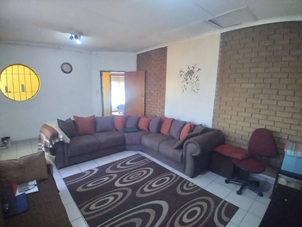 6 Bedroom House for Sale in Actonville image 2