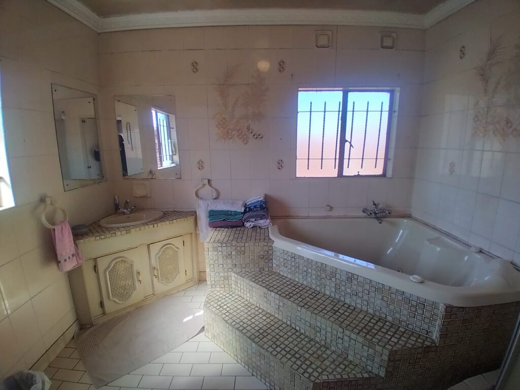 6 Bedroom House for Sale in Actonville image 3