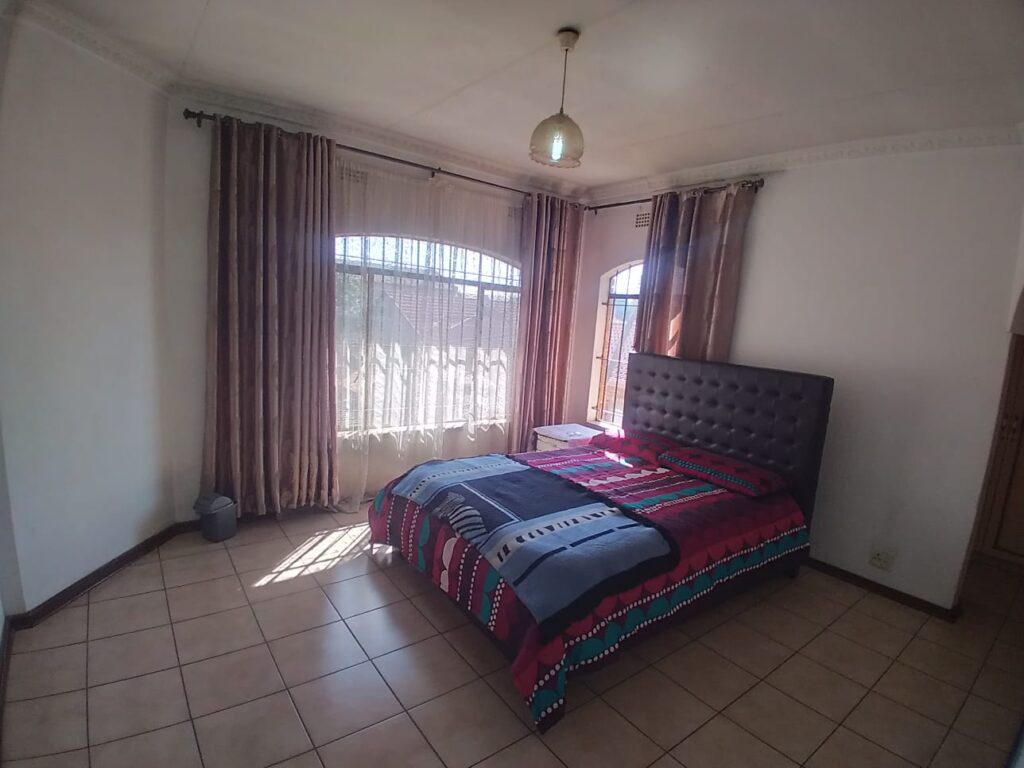 6 Bedroom House for Sale in Actonville image 4