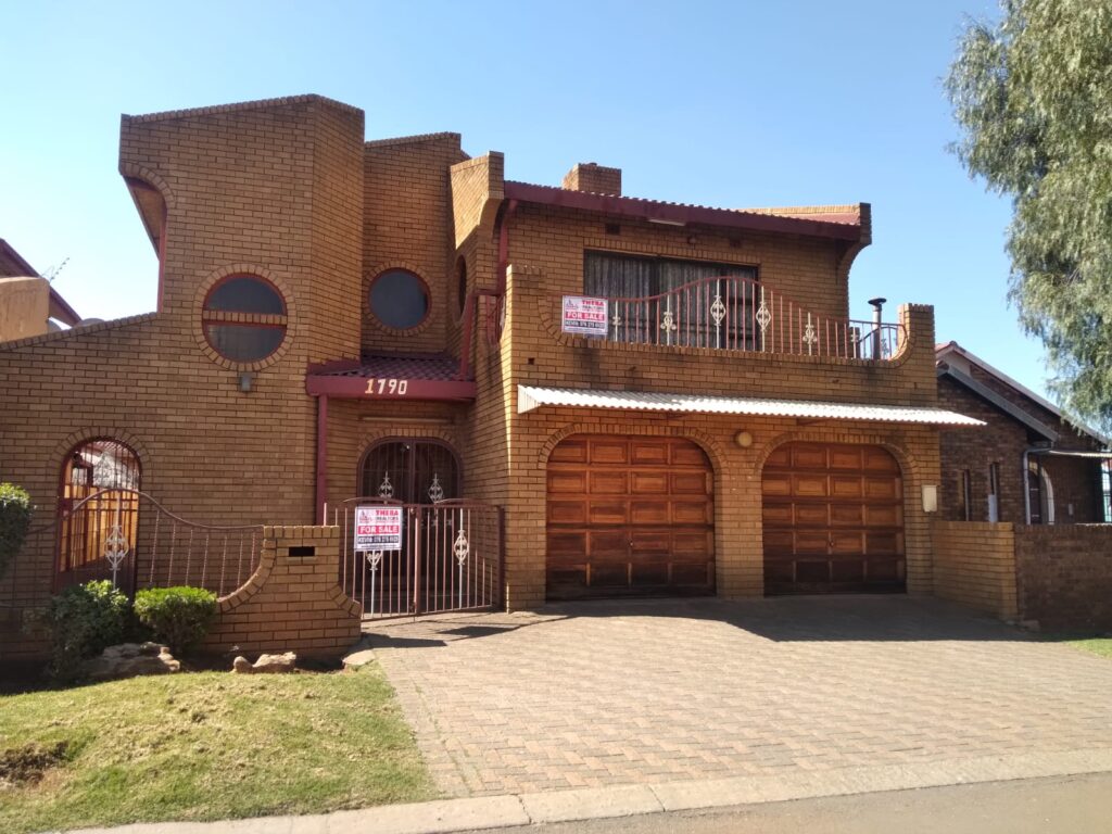 6 Bedroom House for Sale in Actonville image 1