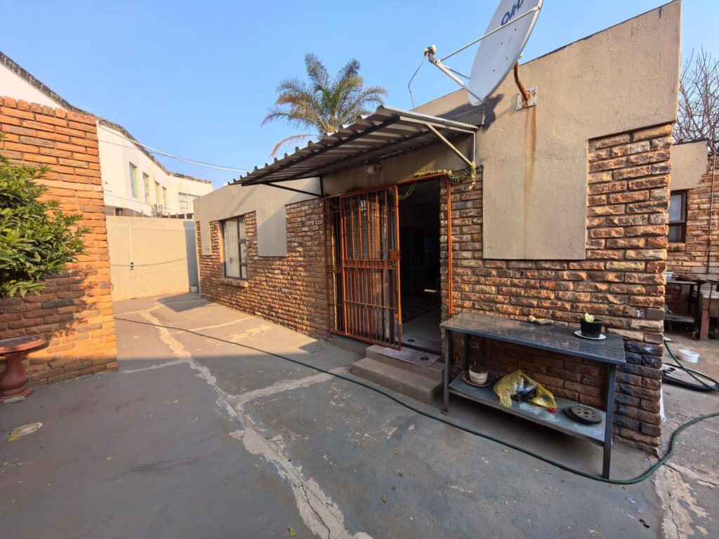 Opulent 4 Bedroom Family Home with Cottage image 2