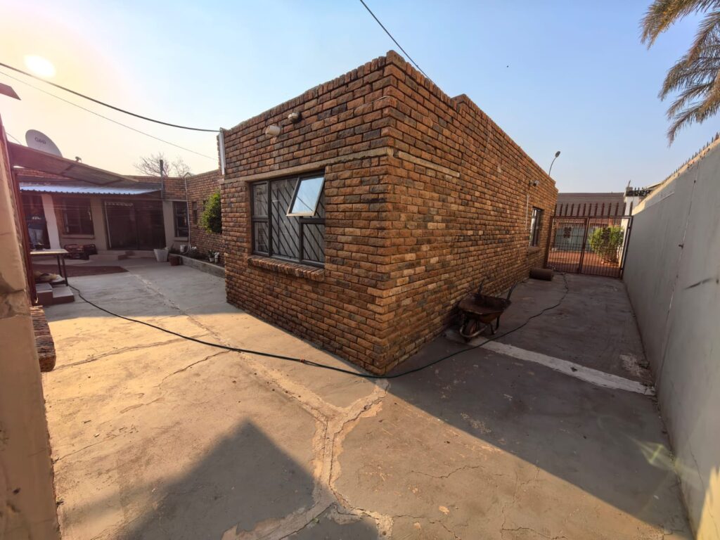 Opulent 4 Bedroom Family Home with Cottage image 3