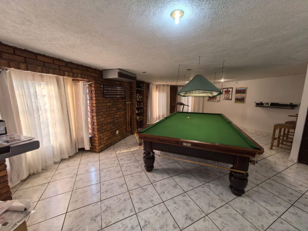 Opulent 4 Bedroom Family Home with Cottage image 4