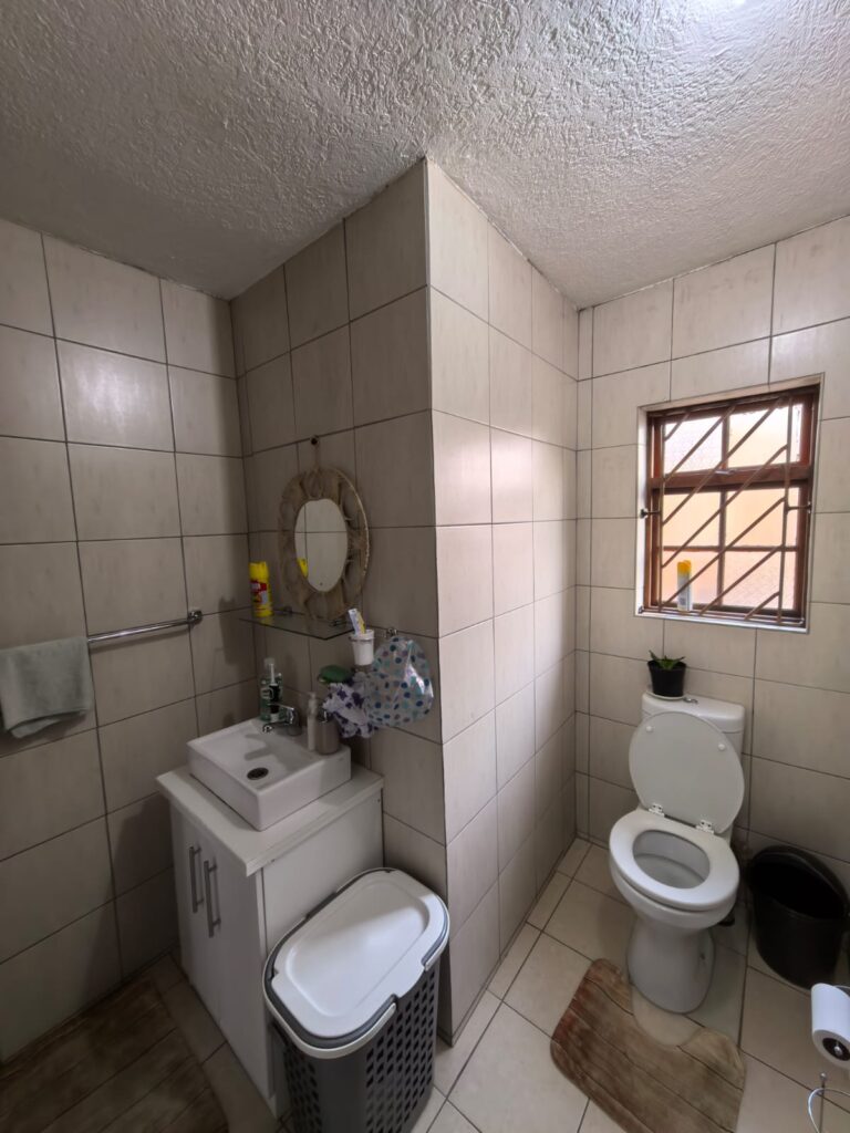 Opulent 4 Bedroom Family Home with Cottage image 5