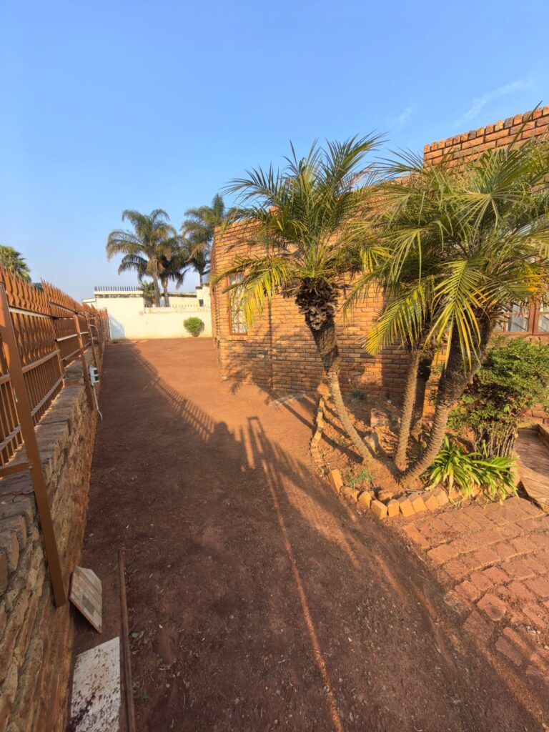 Opulent 4 Bedroom Family Home with Cottage image 1