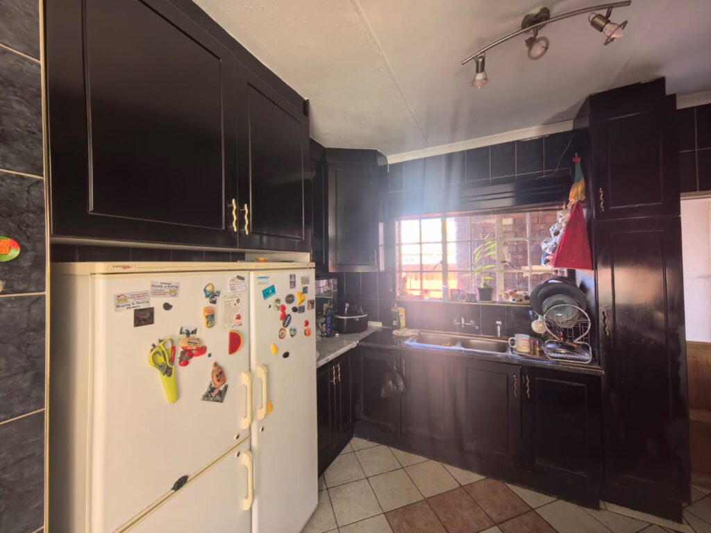 3 Bedroom House for Sale in Lenasia South image 3