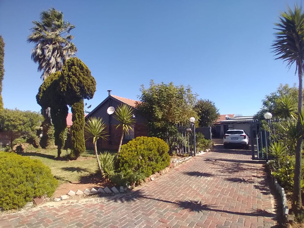 5 Bedroom House for Sale in Zakariyya Park image 1