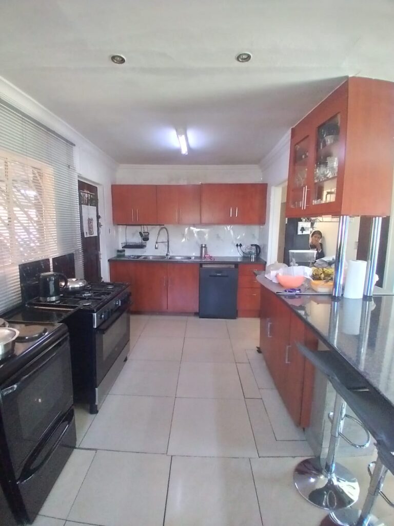 5 Bedroom House for Sale in Zakariyya Park image 4