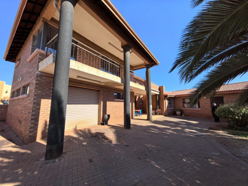 5 Bedroom House for Sale in Lenasia image 1