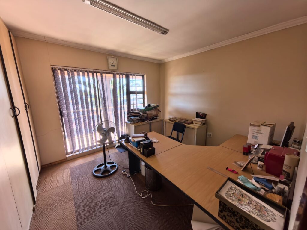 5 Bedroom House for Sale in Lenasia image 2