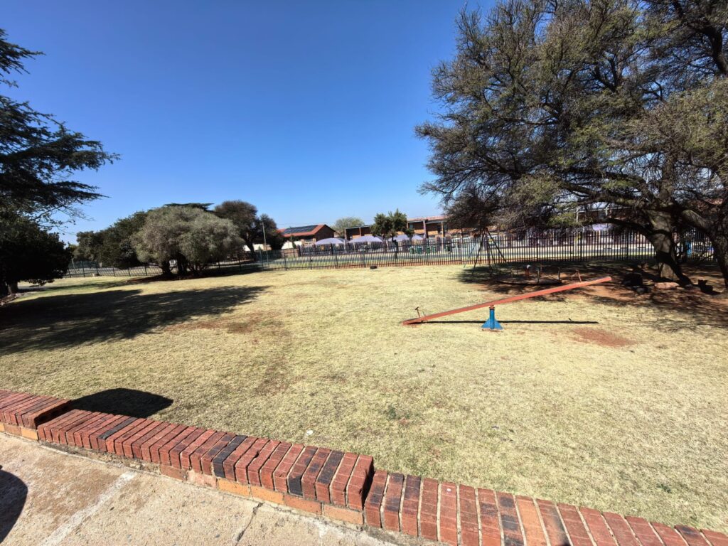 2 Bedroom Apartment / Flat for Sale in South Crest image 5