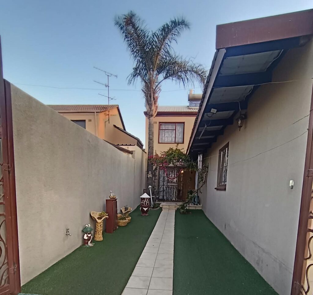 4 Bedroom House for Sale in Lenasia image 5