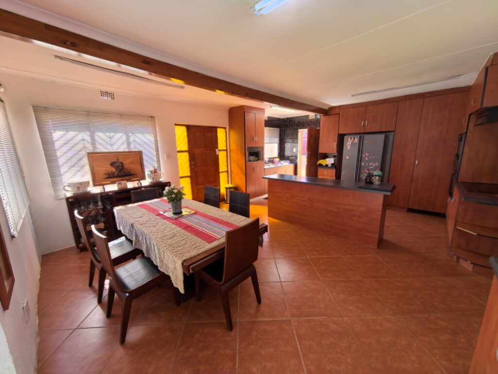 5 Bedroom Lenasia South image 2