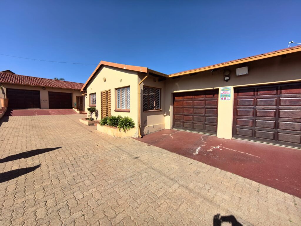 5 Bedroom Lenasia South image 1
