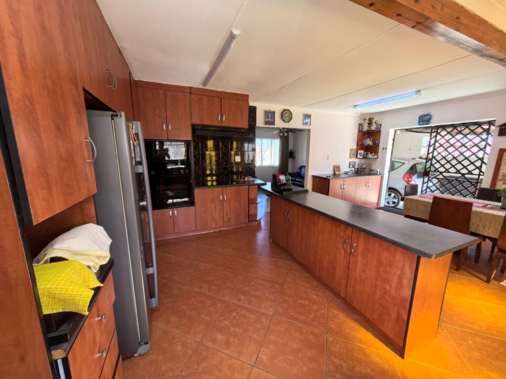 5 Bedroom Lenasia South image 3