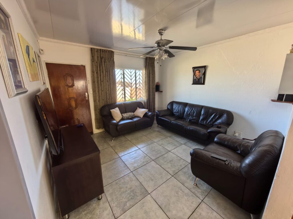 5 Bedroom Lenasia South image 4