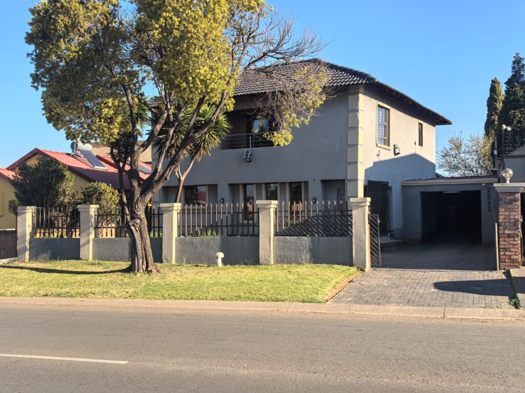 Impressive 4 Bedroom Double Storey Residence image 1