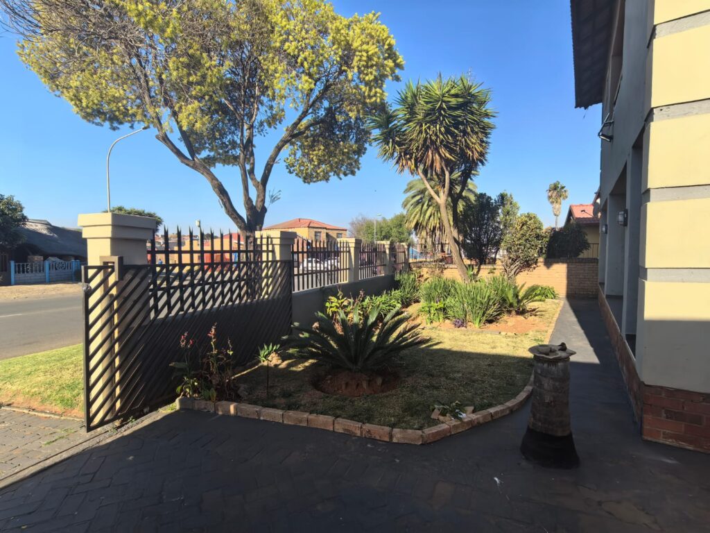 Impressive 4 Bedroom Double Storey Residence image 3