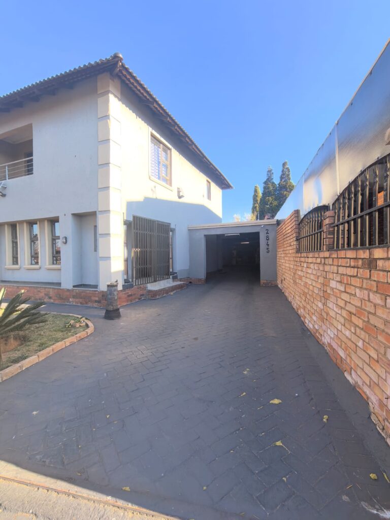 Impressive 4 Bedroom Double Storey Residence image 4