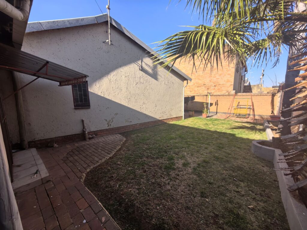Impressive 4 Bedroom Double Storey Residence image 5