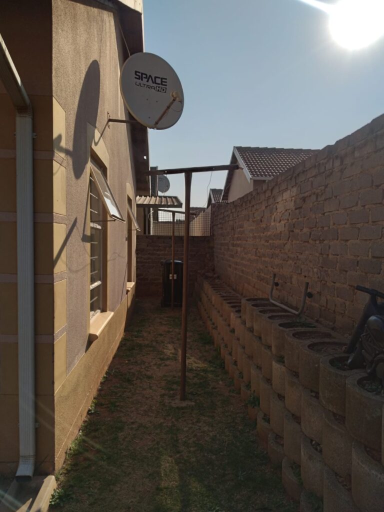 Charming 3 Bedroom House for Sale in Lenasia South image 2