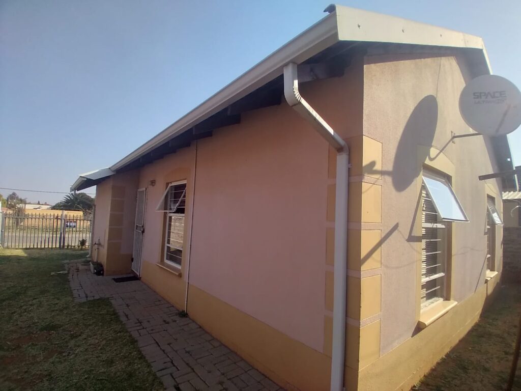 Charming 3 Bedroom House for Sale in Lenasia South image 4