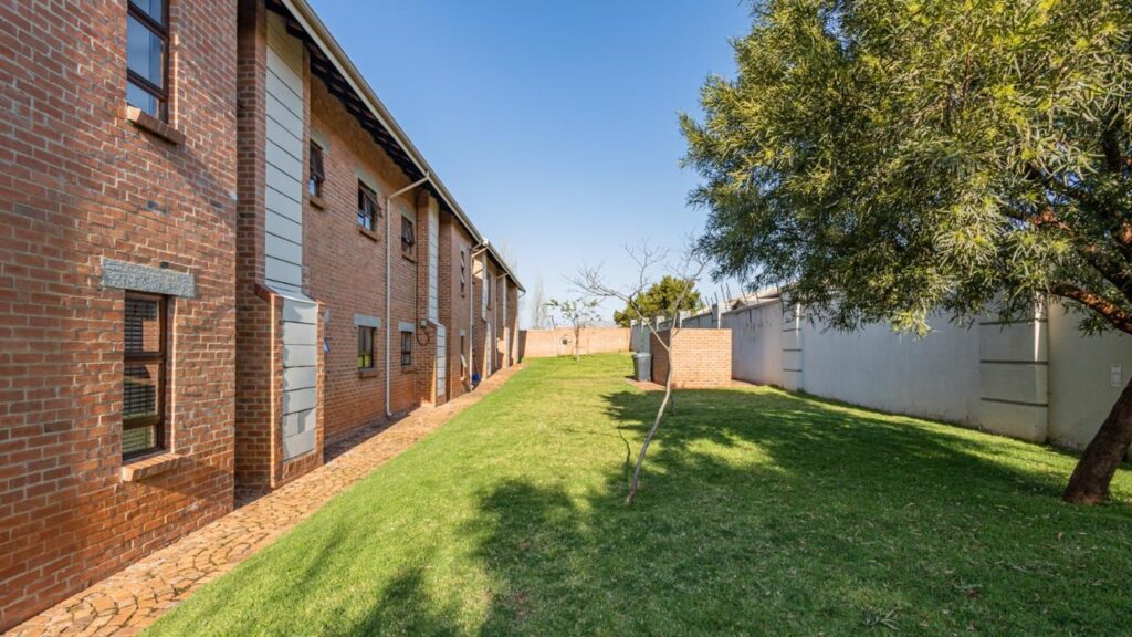 3 Bedroom Townhouse for Sale in Ruimsig image 1