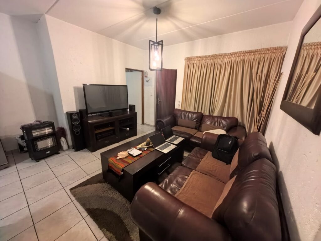3 Bedroom Townhouse for Sale in Ruimsig image 5