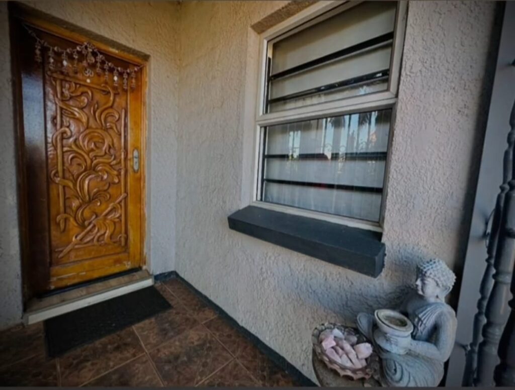 4 Bedroom House for Sale in Lenasia image 5